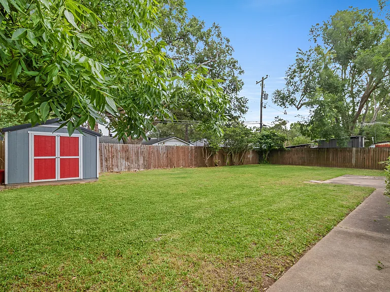 2051 Lovers Ln — Photo 20