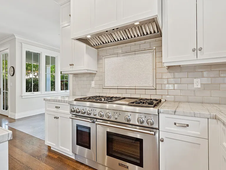240 University Dr — Photo 13