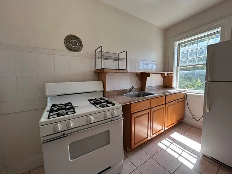 Coming soon, Spacious, Studio, One Bath Unit, with upgraded floors, above commercial shops — Photo 3