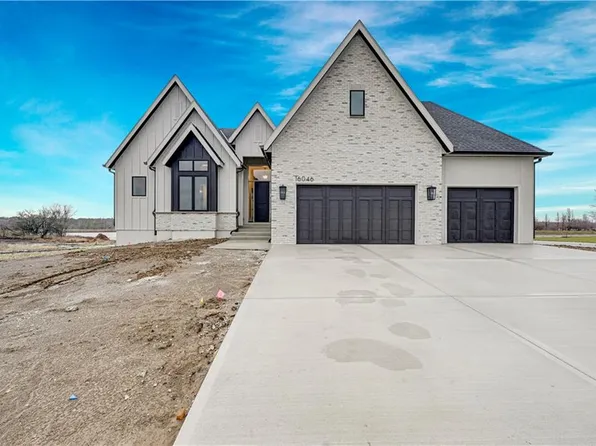 16046 S Twilight Ln, Olathe, KS 66062