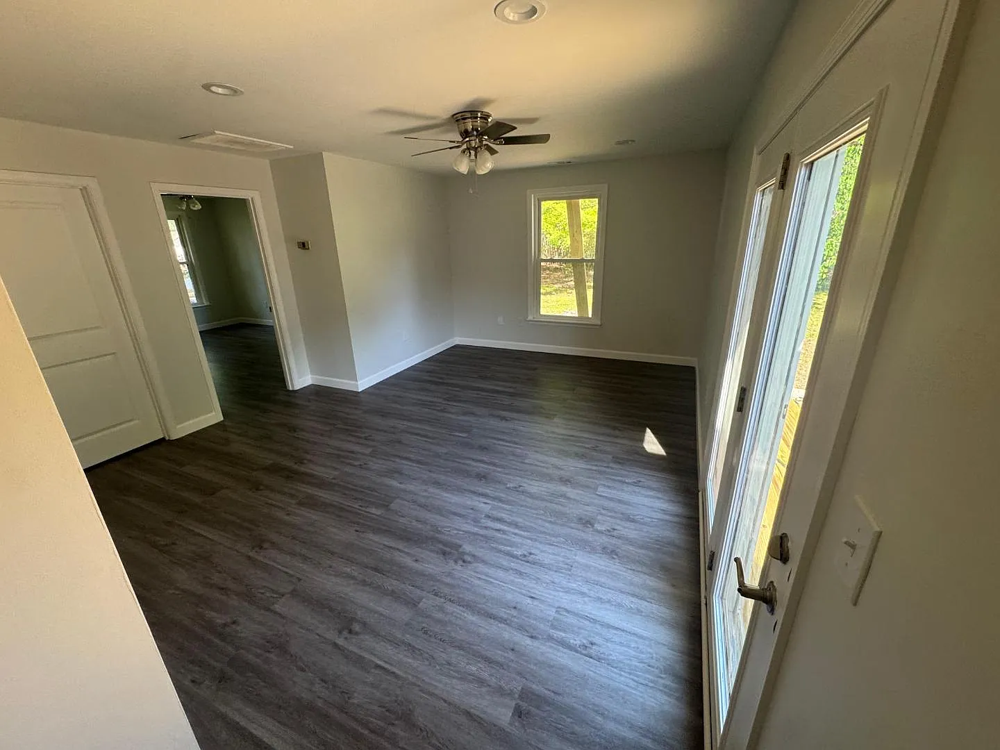 948 Hollywood Dr - Rm 5 — Photo 2
