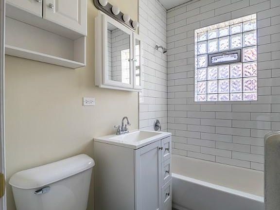 4th image of 4225 N Paulina St #4225W3