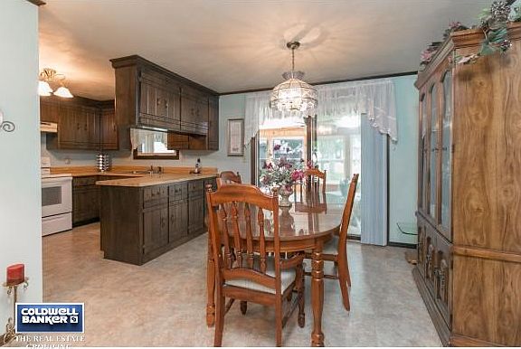 DINETTE WITH PATIO DOORS