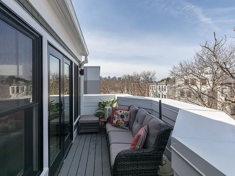 331 Chelsea St #4 — Photo 12