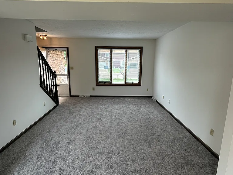 1034 Oriole Dr — Photo 2