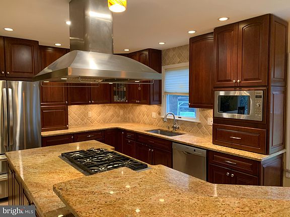 2nd image of 2 Remington Cir