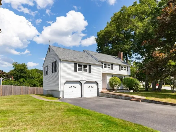 4 Mayflower Dr, Stoneham, MA 02180