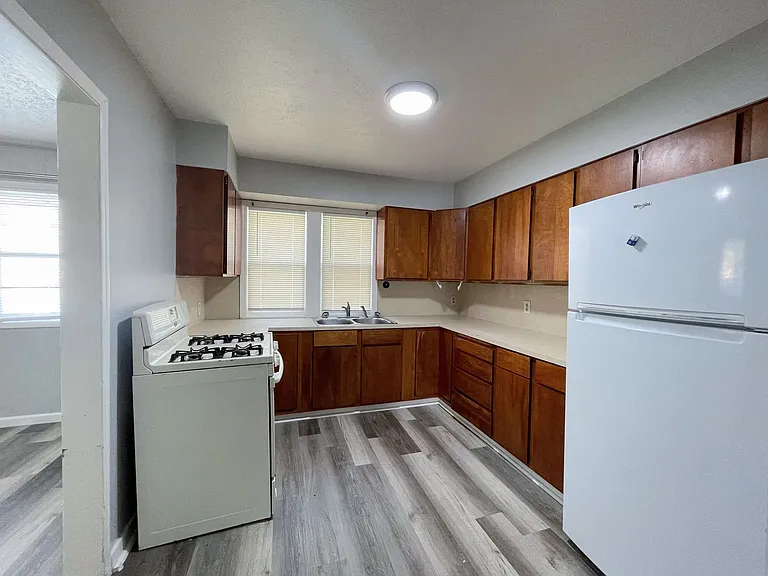 627 E 5th Ave — Photo 6
