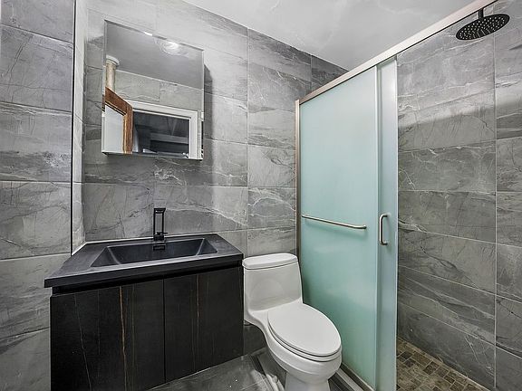 5th image of 325 W 45th St #320