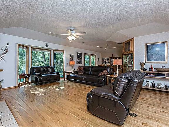 4th image of 2 Lesbury Ln