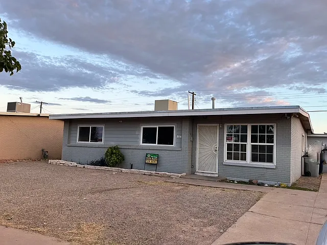3 bed, 1001 sqft, $1,300 — Photo 3