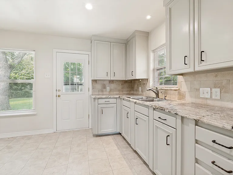 2414 San Medina Ave — Photo 4