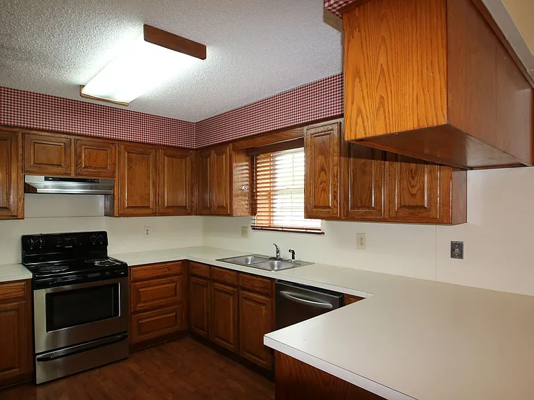 420 Birchwood Ln — Photo 10