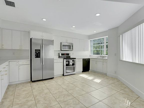 2nd image of 2577 Bessie St #3