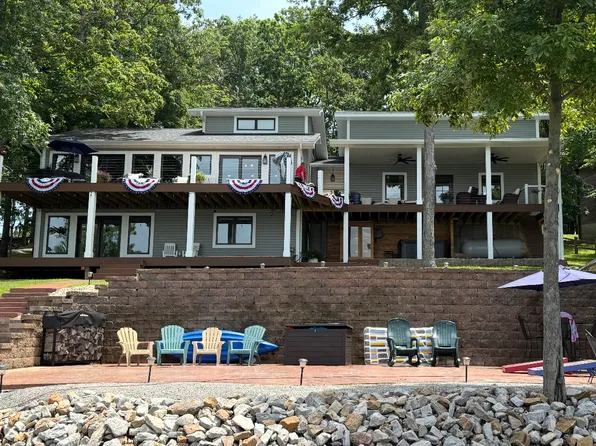 1045 Lake Shore Dr N, Goreville, IL 62939