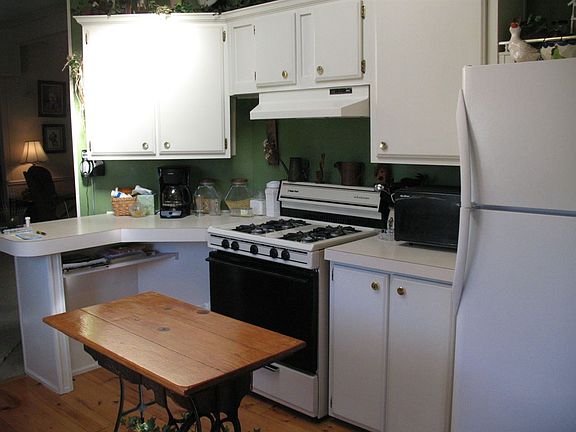 3rd image of 100 Salmon Ave