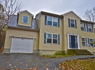 3197 Bluebird Dr, Bushkill, PA 18324