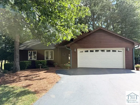 40 Quail Oaks Rd, Martinsville, VA 24112