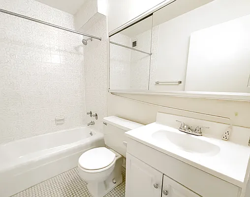 Rented by Coldwell Banker Warburg | media 4