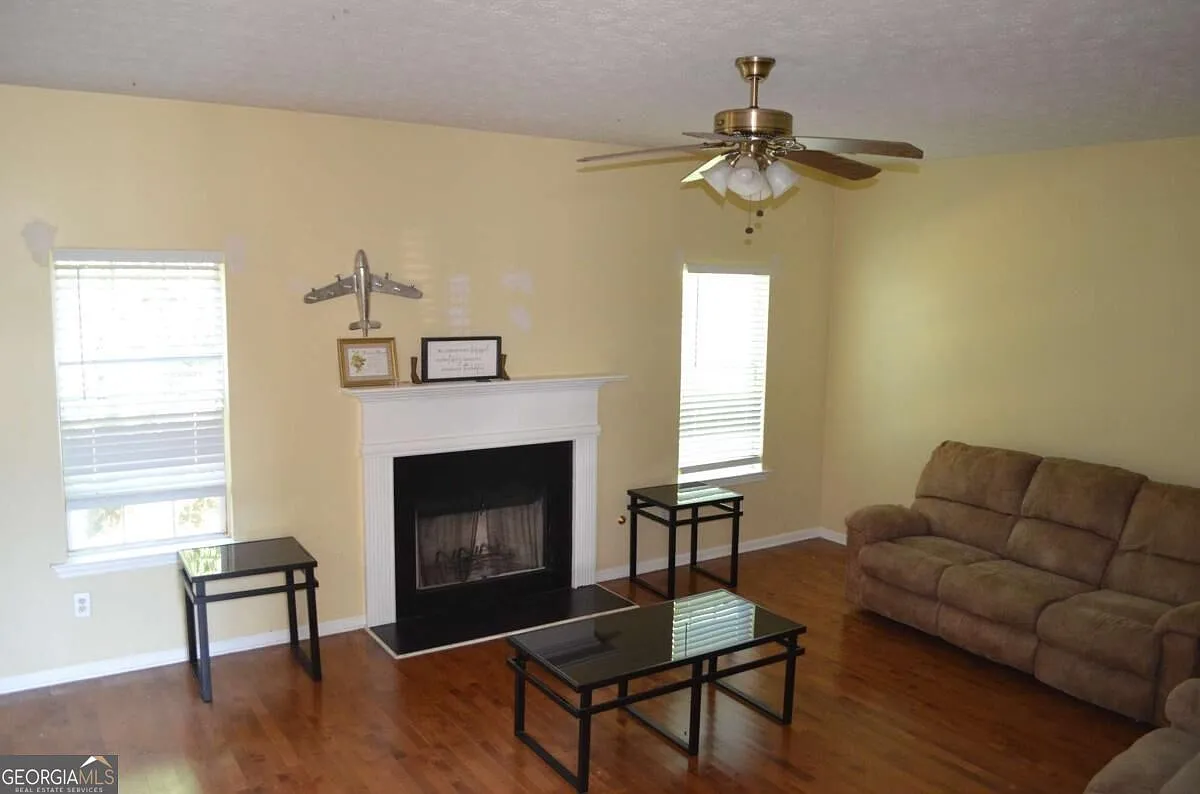 6 bed, 3.5 bath, 3700 sqft, $1,150 — Photo 4
