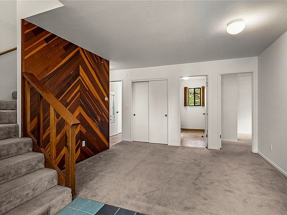 3rd image of 304 Laura Ct