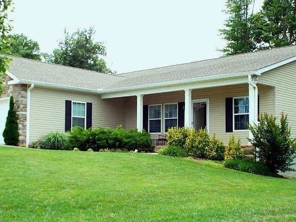 2nd image of 898 Alexis Ln