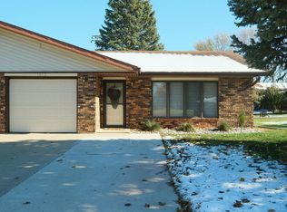 1612 Linden St, Hull, IA 51239