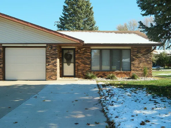 1612 Linden St, Hull, IA 51239