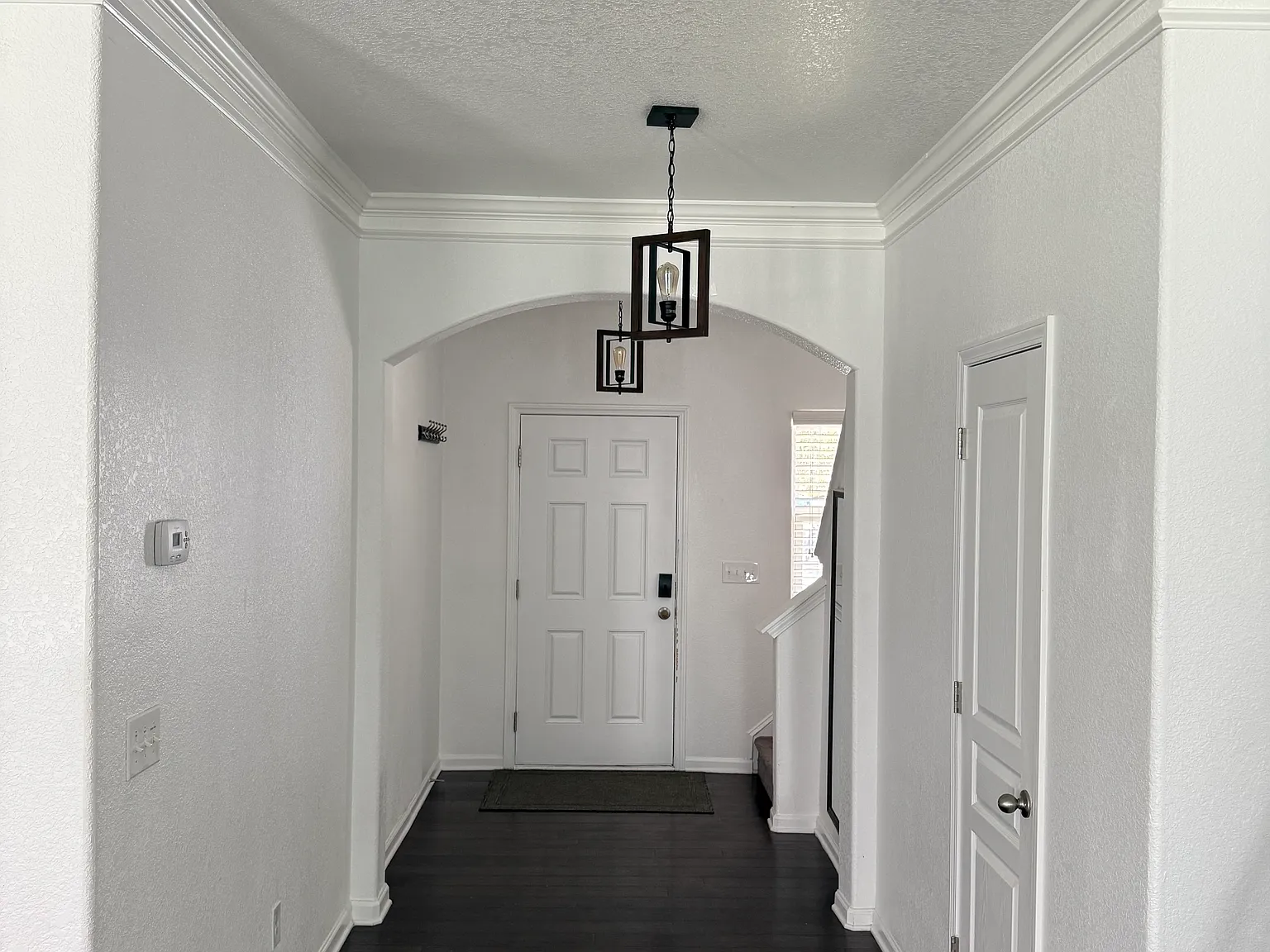 3 bed, 2.5 bath, 1800 sqft, $2,300 — Photo 2