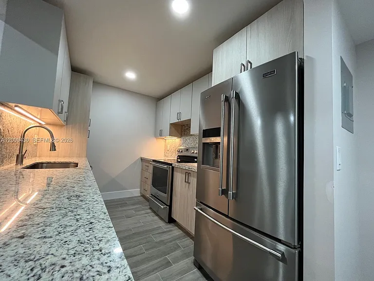 8425 NW 8th St #303 — Photo 2