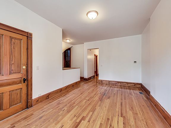 3rd image of 1138 W Addison St #1