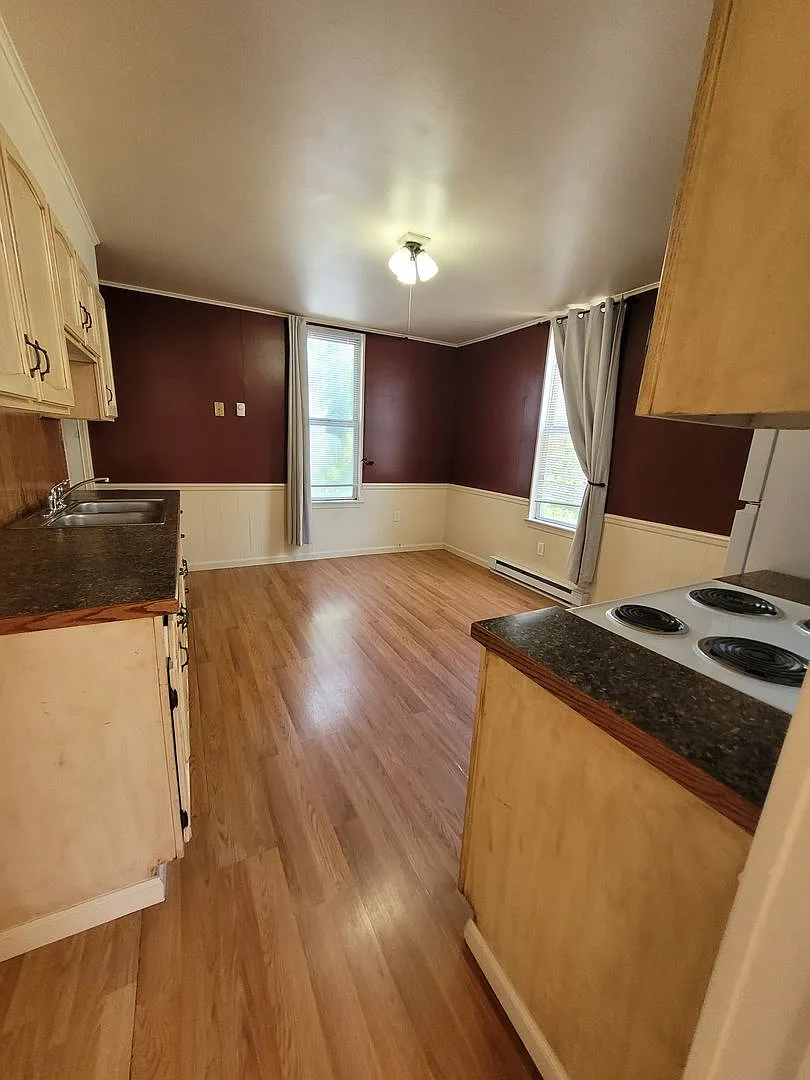 50 Lincoln Avenue — Photo 2