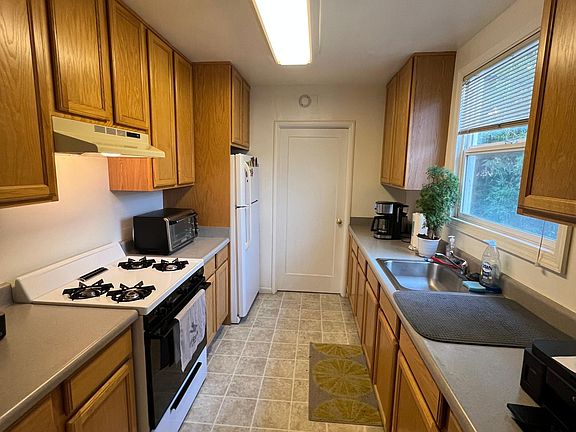 2nd image of 418 Birch St #D