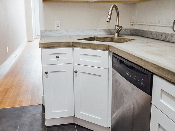 4th image of 179 Starr St APT 1R