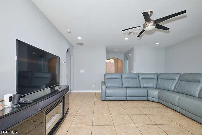 4 bed, 2.0 bath, 2090 sqft, $2,300 — Photo 2