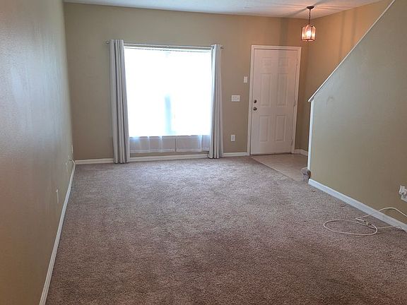 3rd image of 122 Wilton Cir