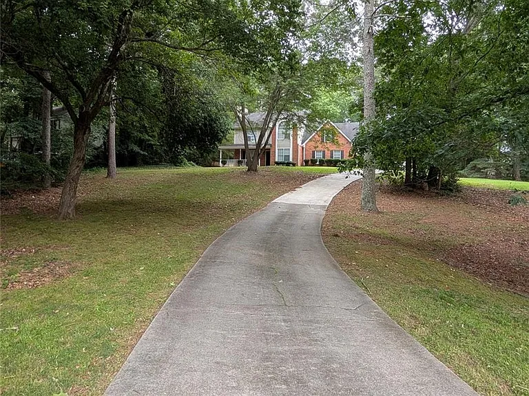 3004 Dogwood Ln — Photo 2