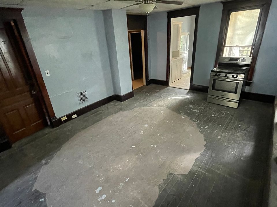 DINING ROOM....FLOORING STILL NEEDS DONE