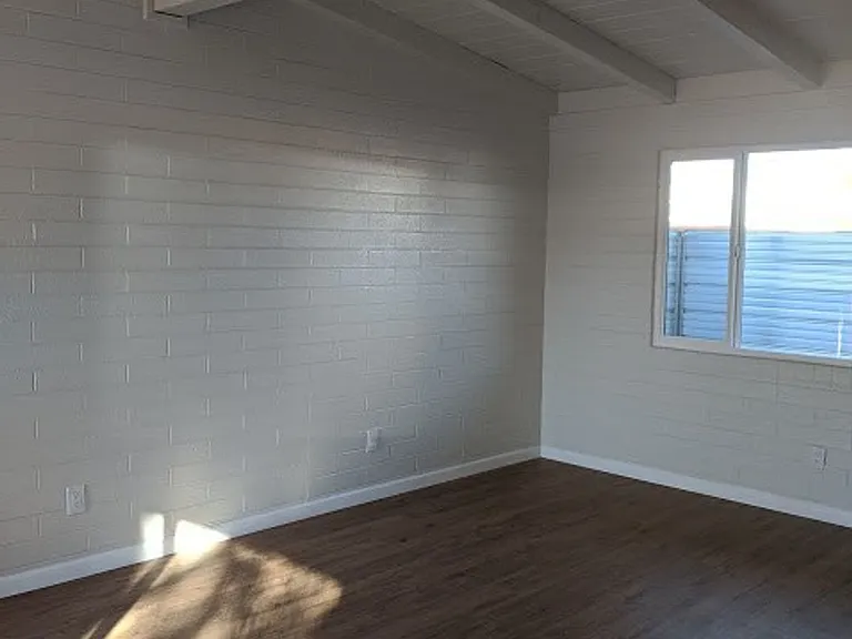 2762 N Forgeus Ave — Photo 8
