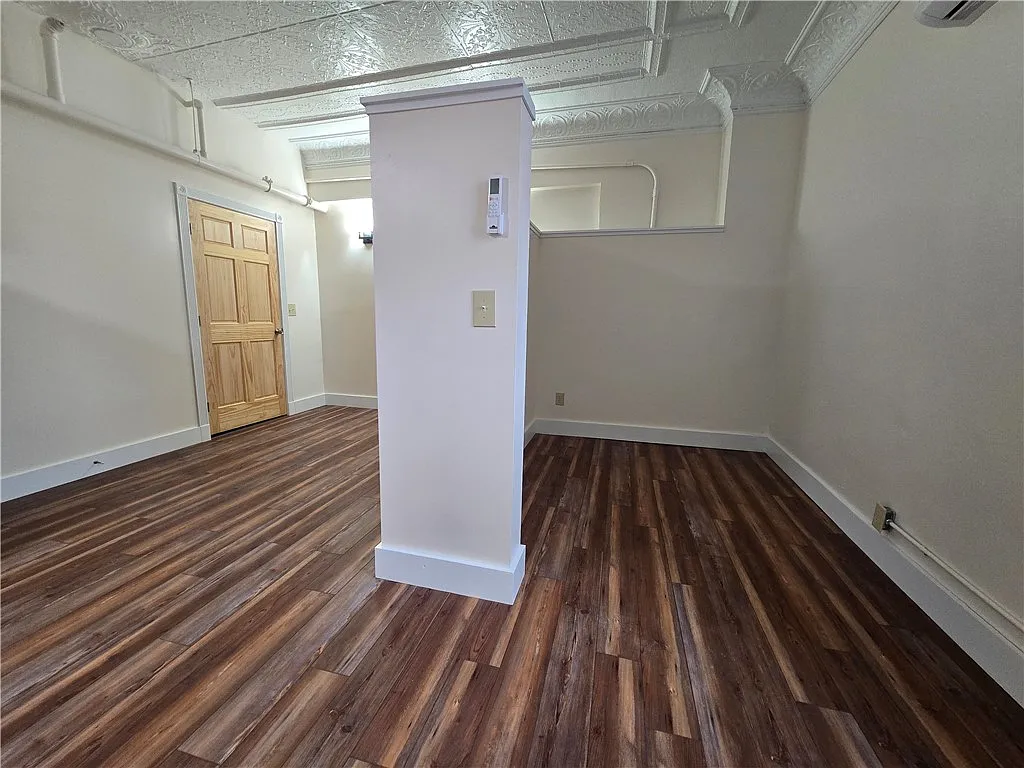 Building Photo - 27 E Main St #206