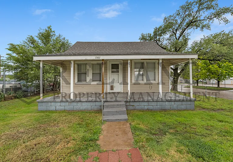 1501 S Walnut St — Photo 1