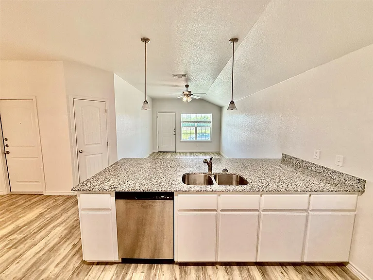209 Dolphin Dr #B — Photo 3