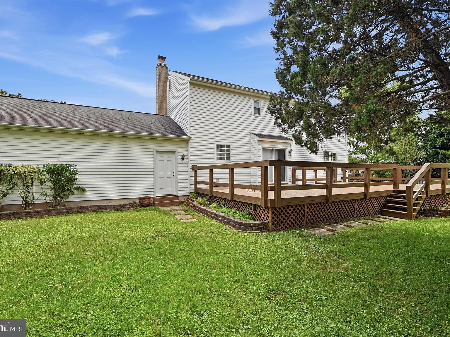 4 bed, 2.5 bath, 1984 sqft, $3,995 — Photo 2
