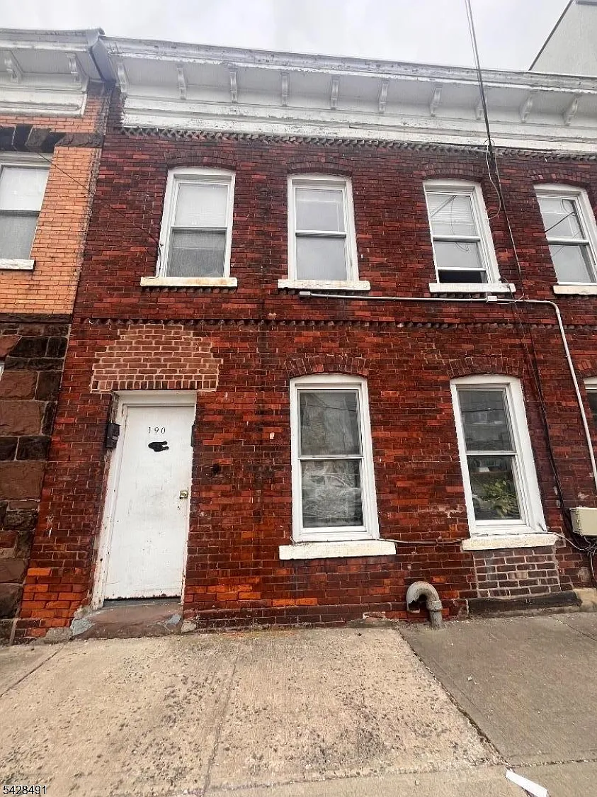 2 bed, 1.0 bath, $2,000 — Photo 1