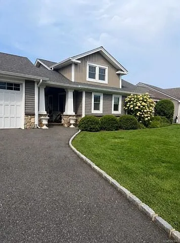 902 Manor Ln