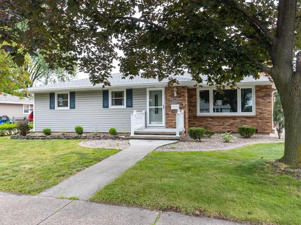 526 Richard St, Combined Locks, WI 54113