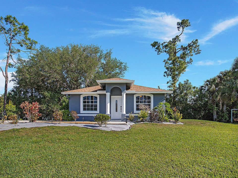 Guest home front yard