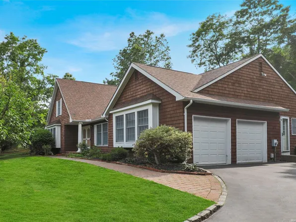 8 Sage Brush Court, Setauket, NY 11733