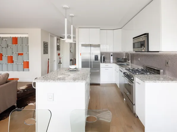 300 East 59th Street image 1 of 18