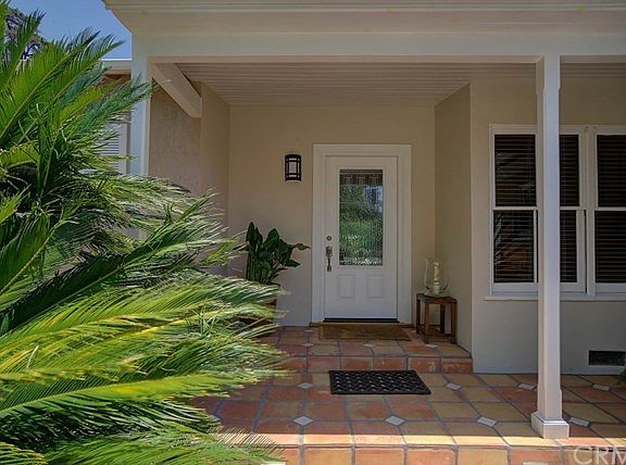 Elegant, newly paved in 2017 entry.